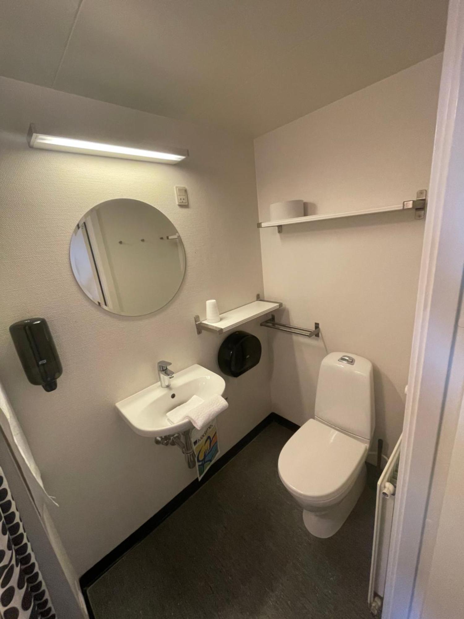 Stoberiet Hostel Svendborg Exterior photo A typical bathroom in a hostel